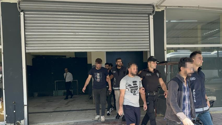 Avrupa’ya kaçacaklardı! Tek odada 31 kaçak göçmen yakalandı Avrupa’ya kaçacaklardı! Tek odada 31 kaçak göçmen yakalandı