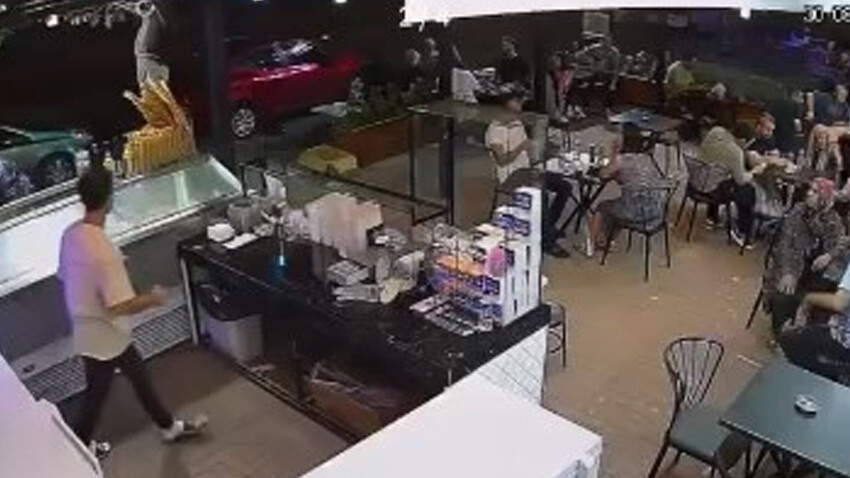 Cadde ringe döndü! Kadına sözlü tacizde bulunan kişiye esnaf dayağı