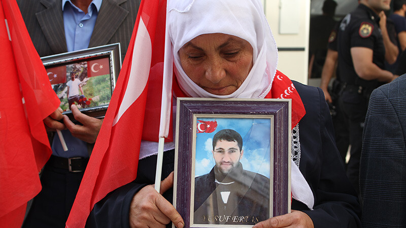 Vanlı aileler HDP İl Başkanlığı önündeki eylemlerini sürdürdü: Çocuklarımız kimsenin piyonu olmayacak aile nöbeti- Van- HDP binası önü