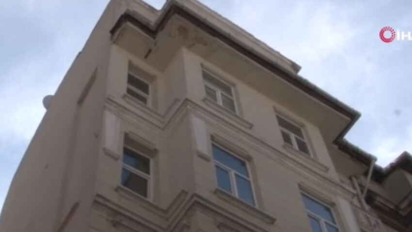 Fransız turistin şüpheli ölümü! Beyoğlu’nda 10 kişi kaldıkları otel odasında düştü Fransız turistin şüpheli ölümü! Beyoğlu’nda 10 kişi kaldıkları otel odasında düştü