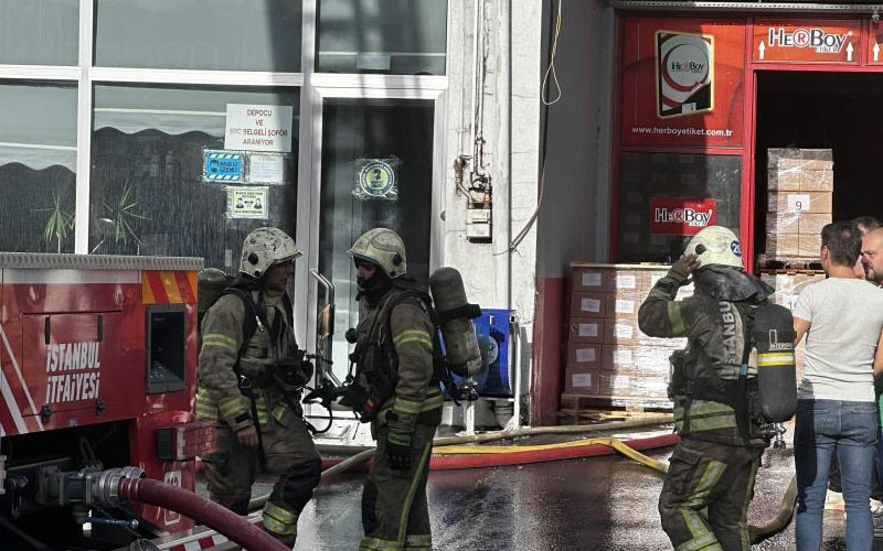 Bağcılar'da iş yeri yangını: Çok sayıda ekip sevk edildi Bağcılar'da iş yeri yangını: Çok sayıda ekip sevk edildi