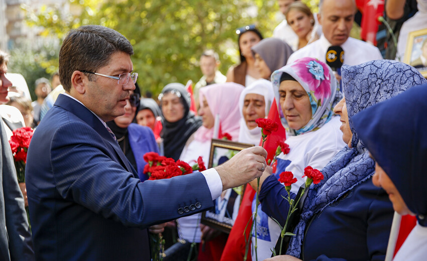 Bakan Tunç'tan Diyarbakır annelerine destek ziyareti: Her daim destek olmaya devam edeceğiz Bakan Tunç'tan Diyarbakır annelerine destek ziyareti: Her daim destek olmaya devam edeceğiz