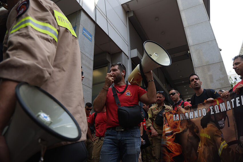 Yunanistan'da günlük çalışma süresi 13 saate çıkarıldı! Pazar günleri de çalışacaklar