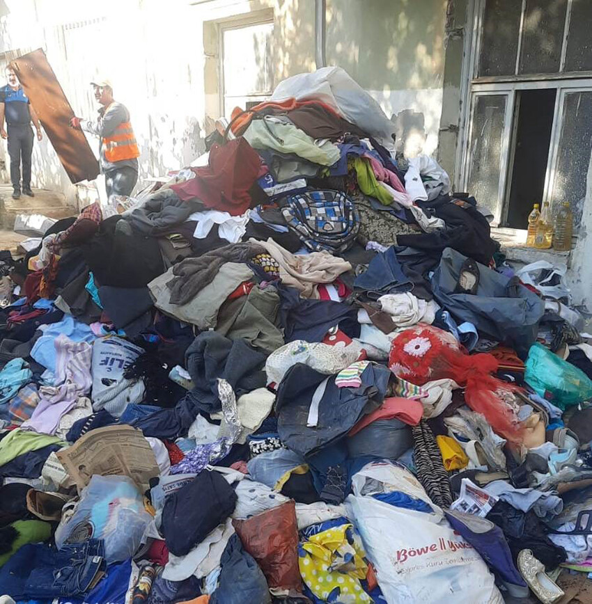 Belediye başkan adayının evinden 15 kamyon çöp çıktı: Onları daha üzerime giymedim