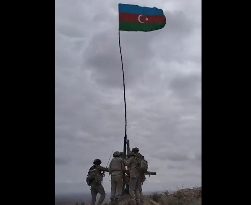 Karabağ'da Ermeni güçlerden kurtarılan tepelere Azerbaycan bayrağı asılıyor!