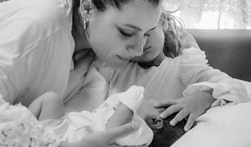Atiye’den doğum sonrası aile pozu: Neva’mız geldi Atiye’den doğum sonrası aile pozu: Neva’mız geldi
