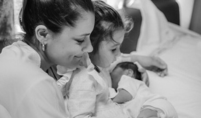 Atiye’den doğum sonrası aile pozu: Neva’mız geldi Atiye’den doğum sonrası aile pozu: Neva’mız geldi