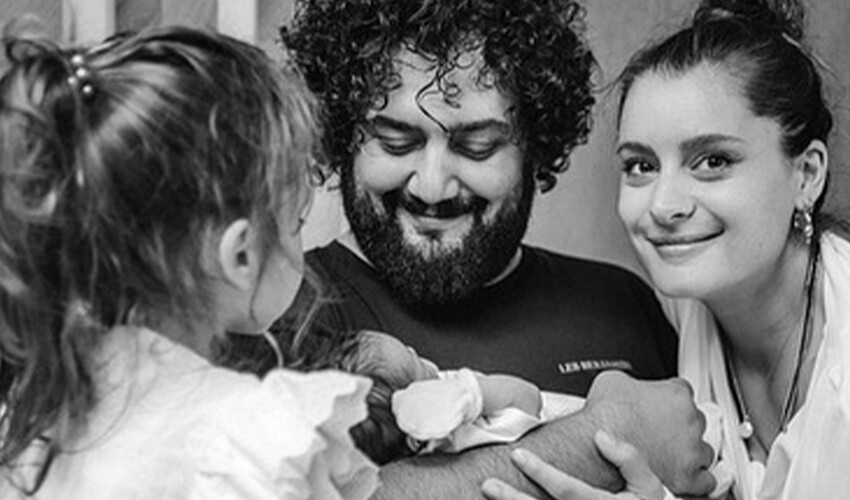 Atiye’den doğum sonrası aile pozu: Neva’mız geldi Atiye’den doğum sonrası aile pozu: Neva’mız geldi