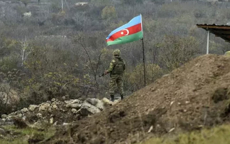 Karabağ'da Ermeni güçlerden kurtarılan tepelere Azerbaycan bayrağı asılıyor!