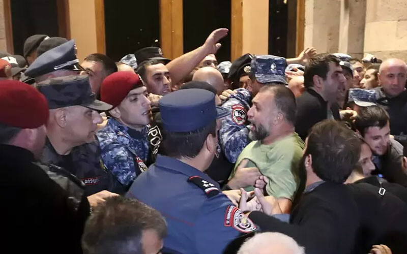 Azerbaycan'ın zaferi Ermenistan'ın dengesini bozdu! Paşinyan'ın istifası isteyen göstericiler, polisle çatıştı