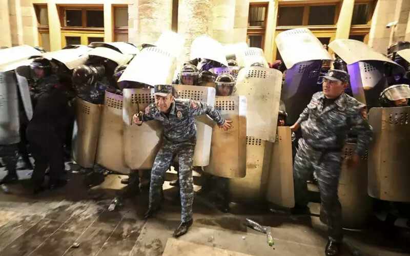 Azerbaycan'ın zaferi Ermenistan'ın dengesini bozdu! Paşinyan'ın istifası isteyen göstericiler, polisle çatıştı