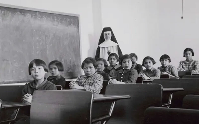Kanada'da kayıp yerli çocuk skandalı! 158 çocuğun öldüğü tespit edildi Kanada'da 1800'den 1950'li yıllara kadar yerli halka yönelik asimilasyon çalışmalara yürütüldü