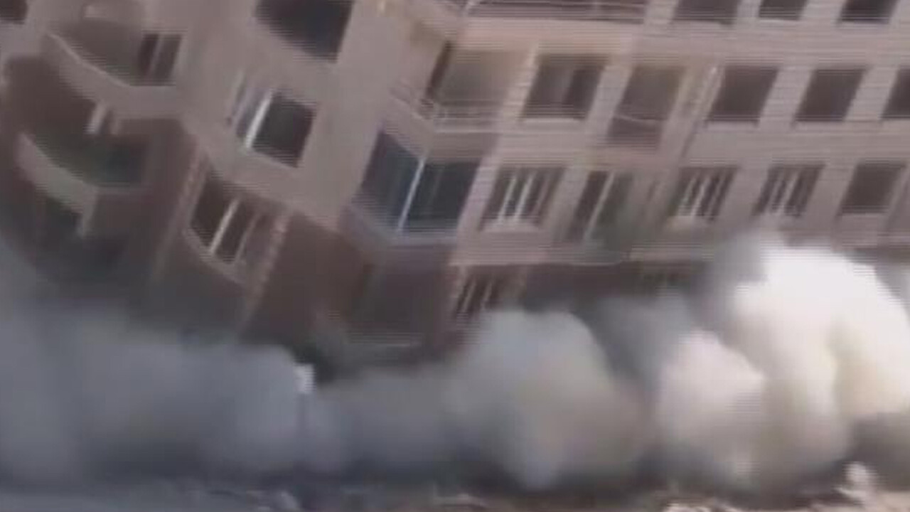 Kolonlarına zarar verilerek yıkılan binalar yerle bir oldu Kolonlarına zarar verilerek yıkılan binalar yerle bir oldu