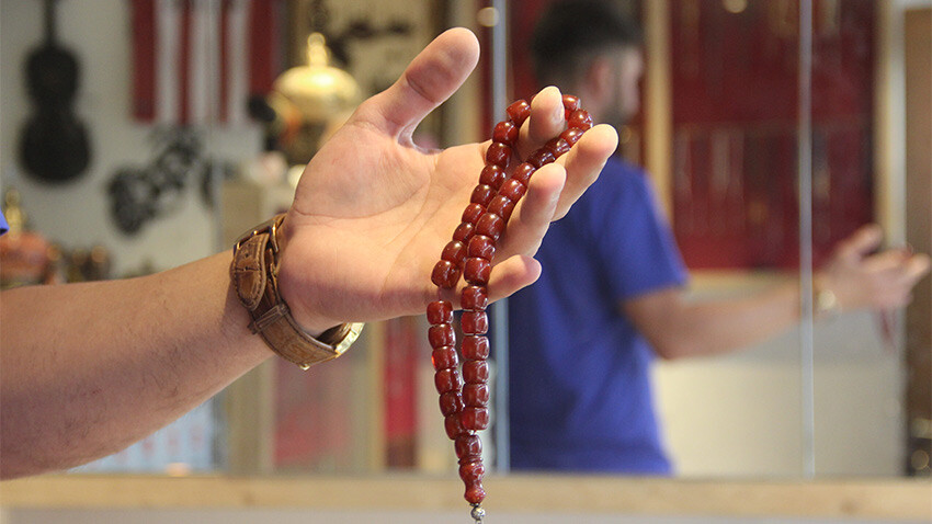 Yarım milyonluk tespihler alıcı buluyor, erkekler satın alırken fiyatına bakmıyor