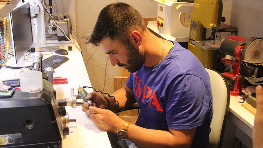 Yarım milyonluk tespihler alıcı buluyor, erkekler satın alırken fiyatına bakmıyor