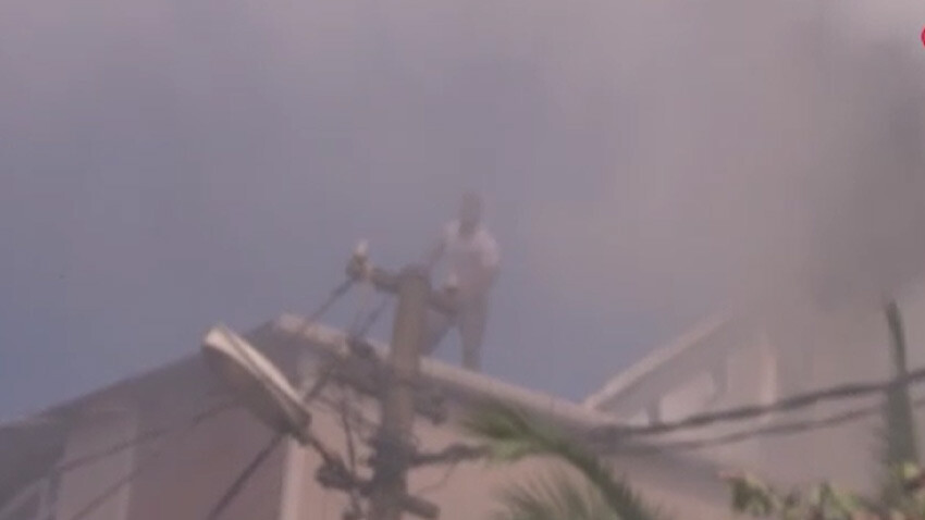 Fedakar damadın çabası: Alevler içinde kalan kayınpederinin evine kovayla su döktü Fedakar damadın çabası: Alevler içinde kalan kayınpederinin evine kovayla su döktü