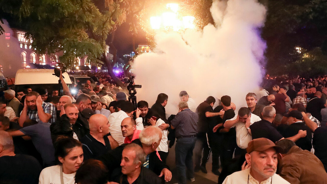Azerbaycan&#039;ın zaferi Ermenistan&#039;ın dengesini bozdu! Paşinyan&#039;ın istifası isteyen göstericiler, polisle çatıştı