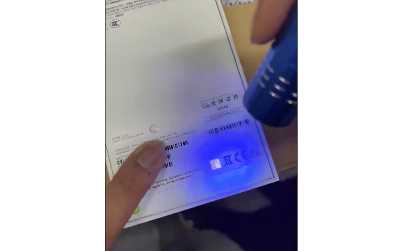 Sahte ürünlere son! Apple, iPhone 15 kutularına orijinalliğini kanıtlamak için etiket ekledi Sahte ürünlere son! Apple, iPhone 15 kutularına orijinalliğini kanıtlamak için etiket ekledi
