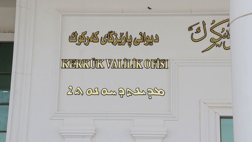 Türkçe resmi dil oldu, şehirdeki tabelalar değişti Arapça, Kürtçe ve Süryanicenin resmi dil olarak kabul edildiği Kerkük'te Türkçe de bu diller arasına eklendi. 2008 yılında alınan kararın yürürlüğe girmesi ile birlikte kentte tabelalar değişti. Nüfusun 3'te 1'i Türk olan kentte yaşayan vatandaşlar ise durumdan oldukça memnun.