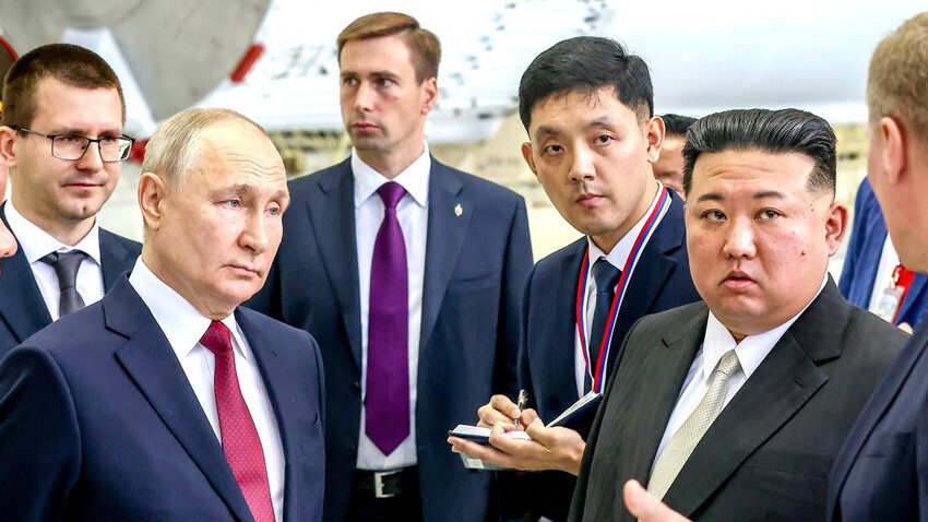 Kuzey Kore lideri Kim'den Rusya mesajı! İlişkiler daha da güçlenecek Kuzey Kore lideri Kim Jong-un, Rusya'ya gerçekleştirdiği tarihi ziyaret ile dünyanın gündemine oturdu. Uçak yerine zırhlı yeşil tren ile Rusya'ya giden ve bu yolculuk ile manşetlerini süsleyen Kim, Vladimir Putin ile bir araya gelerek önemli konuları masaya yatırdı.