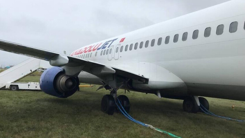 AnadoluJet uçağında panik anları: İniş sonrası taksi yolu dışına çıktı THY uçağı yoldan çıktı
