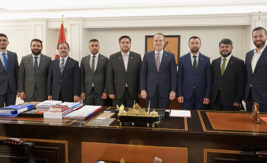 AK Partili 3 meclis üyesi Yeniden Refah Partisi'ne geçti AK Partili 3 meclis üyesi Yeniden Refah Partisi'ne geçti