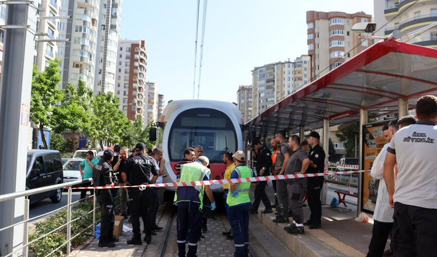 Tramvaya ücretsiz binmek için canından oldu... 15 yaşındaki çocuğun ölümü yürek burktu Tramvaya ücretsiz binmek için canından oldu... 15 yaşındaki çocuğun ölümü yürek burktu