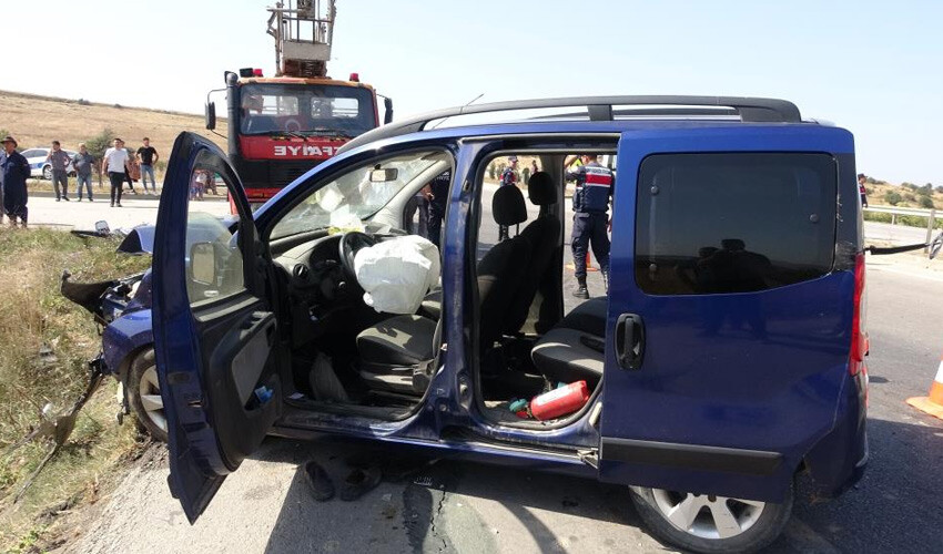 Feci kaza: 24 metre fren izi olan kavşakta ortalık savaş alanına döndü, 2 ölü, 5 yaralı Feci kaza: 24 metre fren izi olan kavşakta ortalık savaş alanına döndü, 2 ölü, 5 yaralı