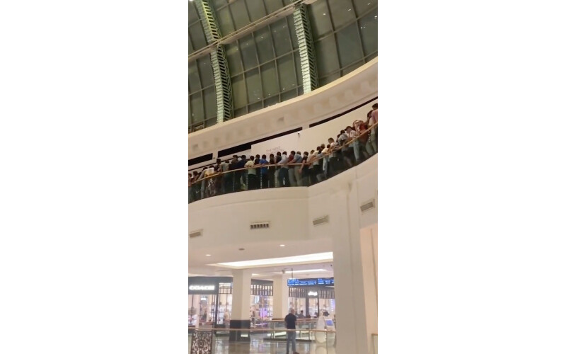 iPhone 15 çılgınlığı! Apple hayranları mağazalara akın etti iPhone 15 çılgınlığı! Apple hayranları mağazalara akın etti