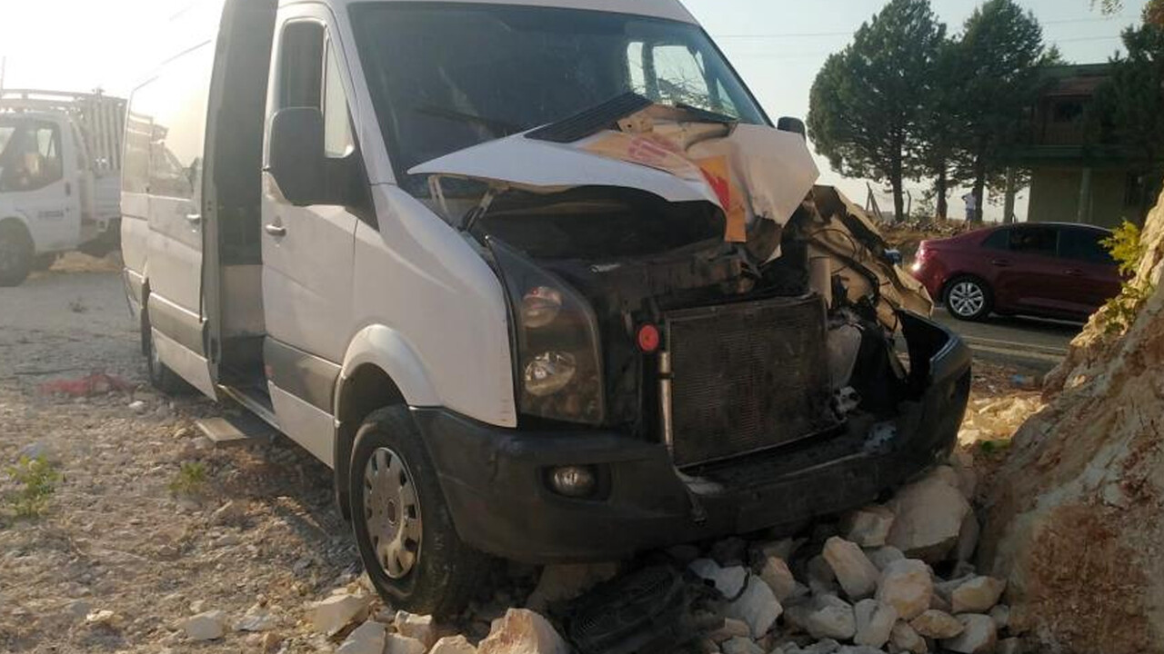 Tıra çarpmamak için manevra yaptı kayalık alana çarptı: 1 yaralı Tıra çarpmamak için manevra yaptı kayalık alana çarptı: 1 yaralı