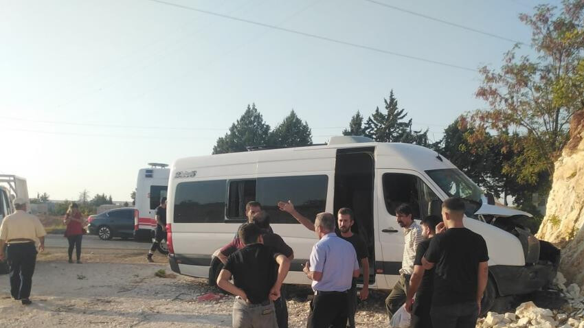 Tıra çarpmamak için manevra yaptı kayalık alana çarptı: 1 yaralı Gaziantep kaza: 1 yaralı