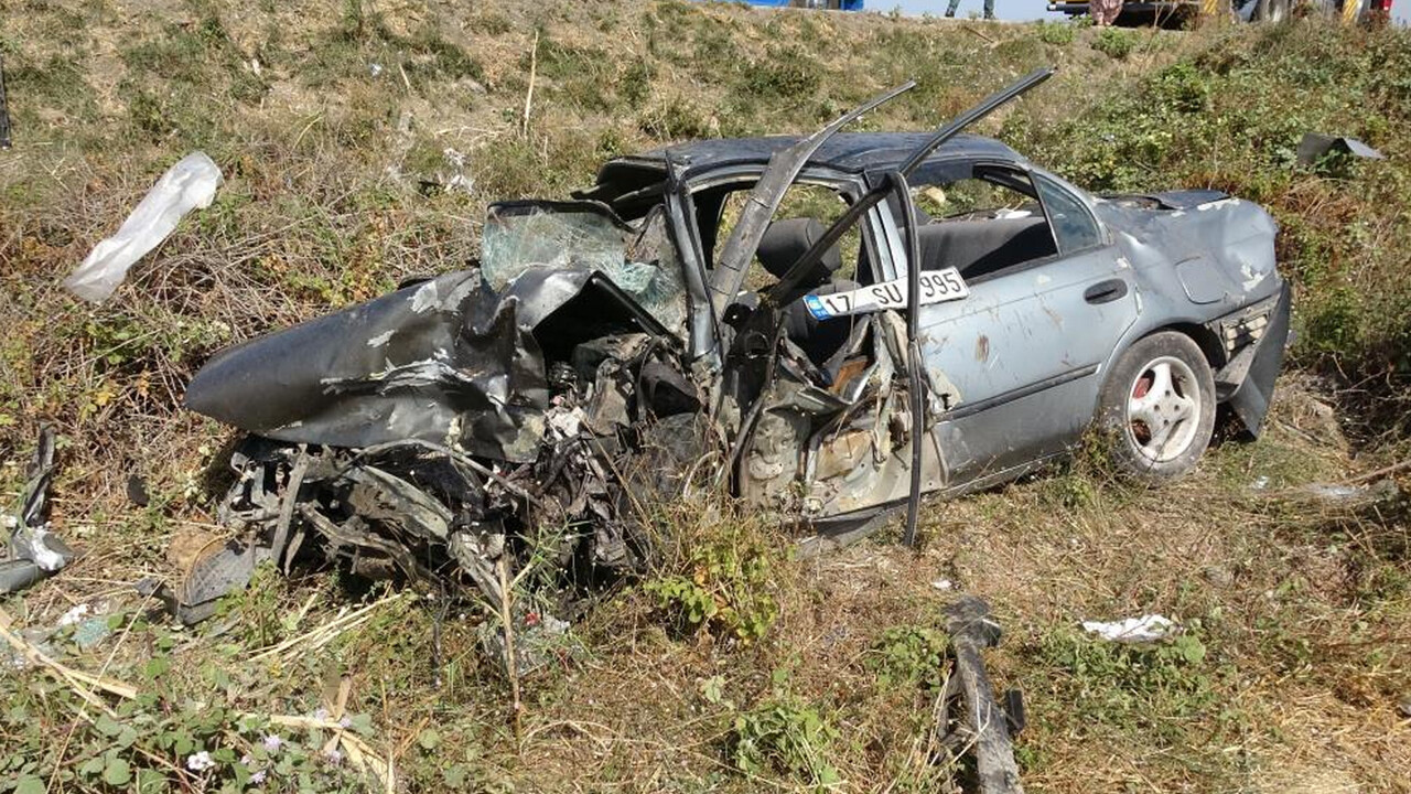 Feci kaza: 24 metre fren izi olan kavşakta ortalık savaş alanına döndü, 2 ölü, 5 yaralı Feci kaza: 24 metre fren izi olan kavşakta ortalık savaş alanına döndü, 2 ölü, 5 yaralı