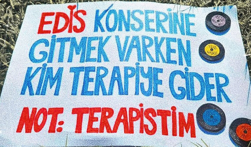 Hayranının konserde açtığı pankartı paylaşan Edis herkesi gülümsetti Hayranının konserde açtığı pankartı paylaşan Edis herkesi gülümsetti