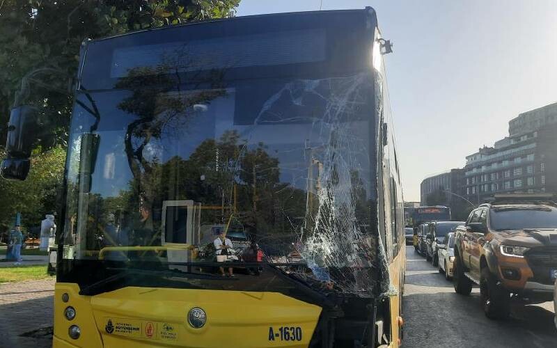 Beyoğlu’nda İETT ile tramvay çarpıştı: Çok sayıda ekip sevk edildi! Beyoğlu’nda İETT ile tramvay çarpıştı: Çok sayıda ekip sevk edildi!