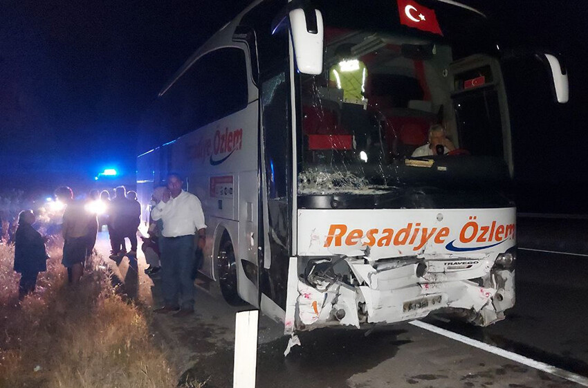 Amasya'da yolcu otobüsü otomobille çarpıştı: 2 ölü Amasya'da yolcu otobüsü otomobille çarpıştı: 2 ölü