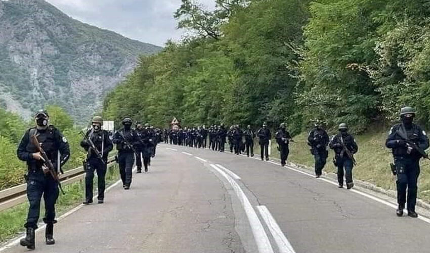 Kosova'da gerilim tırmanıyor! Sırplar polis karakoluna saldırdı Kosova'da gerilim tırmanıyor! Sırplar polis karakoluna saldırdı