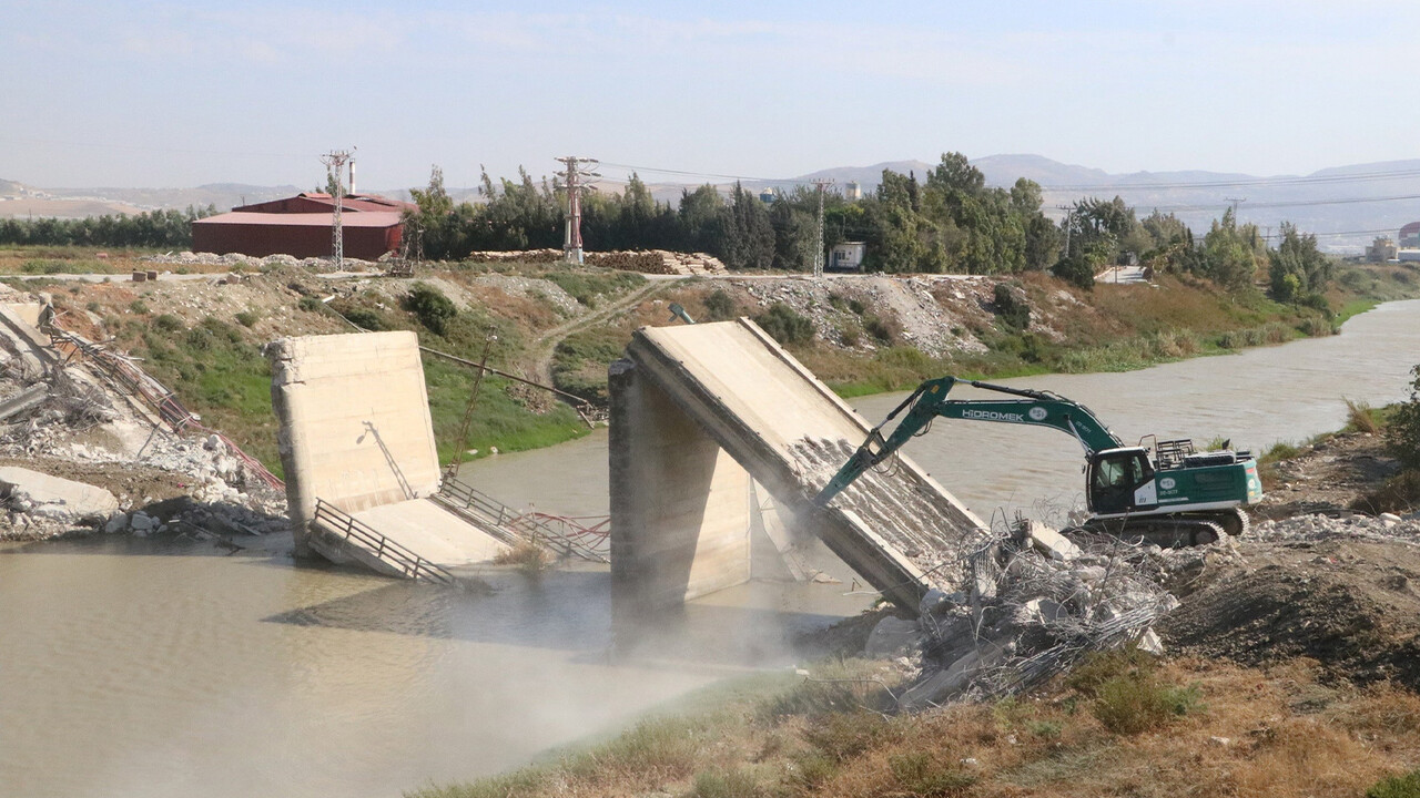 Depremde domino taşı gibi yıkıldı, iş makineleri parçalayamıyor