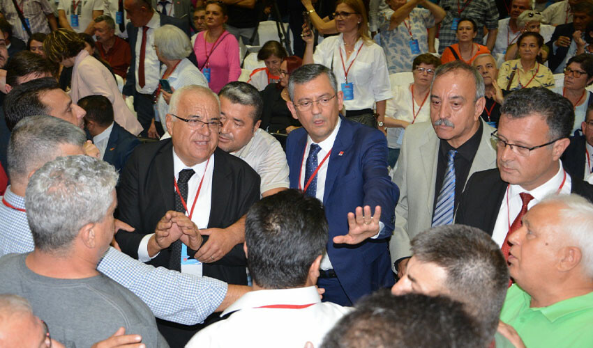 CHP başkan adayları konuştu, ortalık karıştı: Partililer il kongresinde birbirine girdi CHP başkan adayları konuştu, ortalık karıştı: Partililer il kongresinde birbirine girdi
