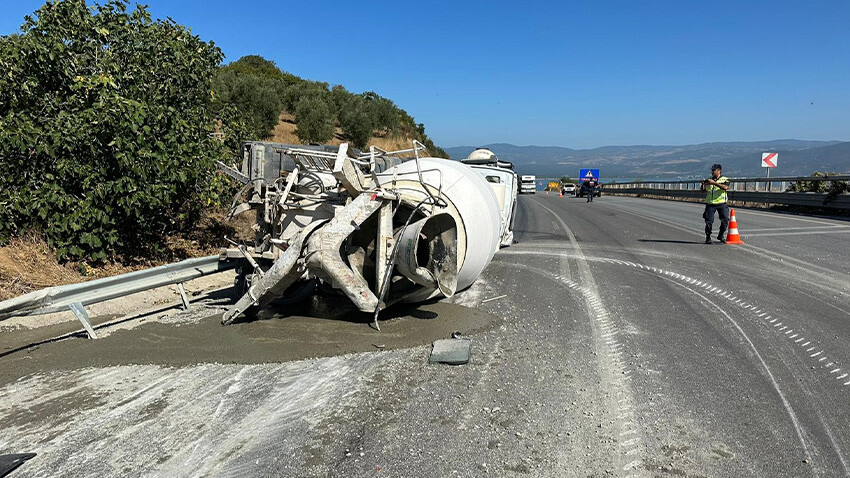 İki beton mikseri kafa kafaya çarpıştı: 1 ölü, 1 yaralı beton mikseri kaza