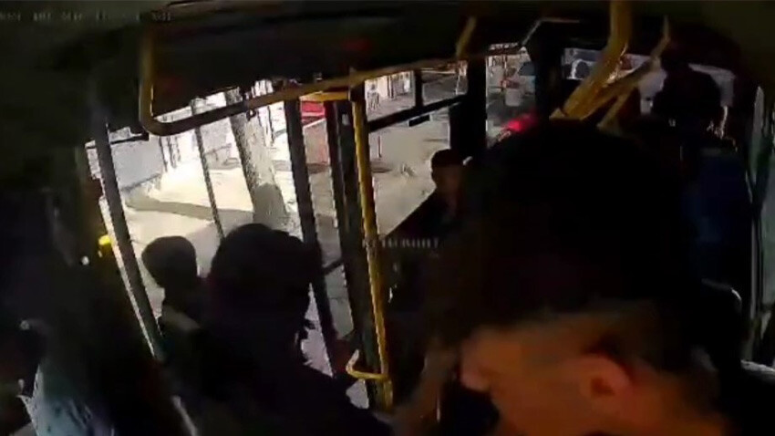 Yürekleri ağza getirdi: Kapısı açık dolmuştan aşağı düştü