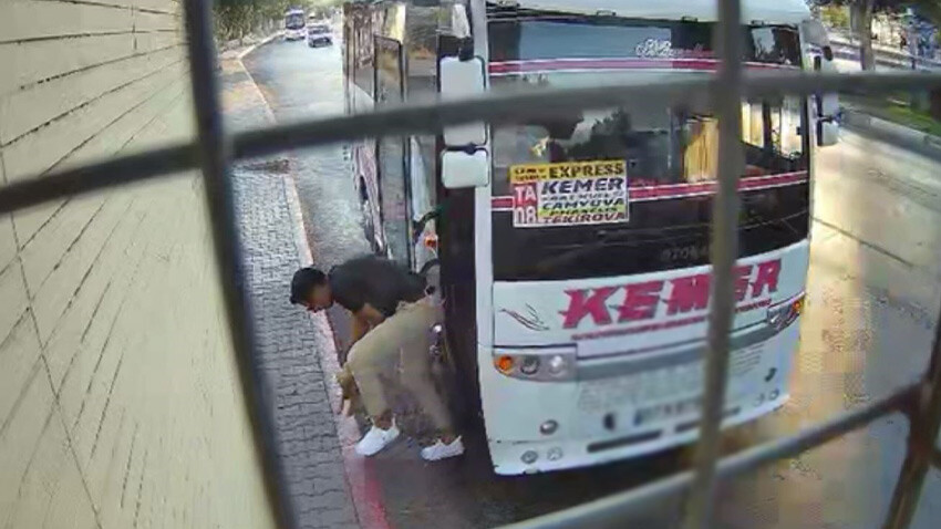 Şoförle yavru köpeğin inatlaşması kamerada: 'Zorla kendini sahiplendirdi'