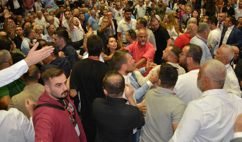 CHP başkan adayları konuştu, ortalık karıştı: Partililer il kongresinde birbirine girdi CHP başkan adayları konuştu, ortalık karıştı: Partililer il kongresinde birbirine girdi