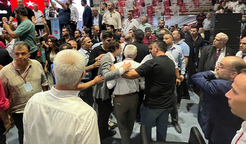 CHP başkan adayları konuştu, ortalık karıştı: Partililer il kongresinde birbirine girdi CHP başkan adayları konuştu, ortalık karıştı: Partililer il kongresinde birbirine girdi