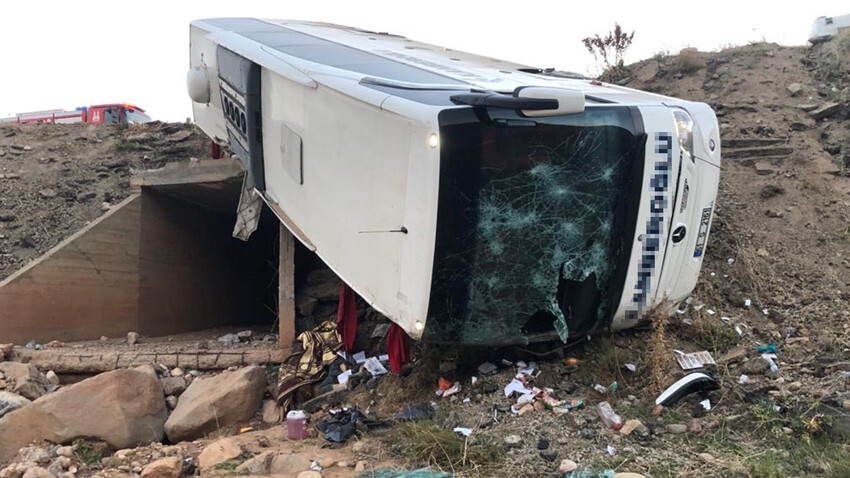 Son dakika: Erzurum'da yolcu otobüsü şarampole devrildi: 3 ölü, çok sayıda yaralı var Erzurum'da yolcu otobüsünün şarampole devrilmesi sonucu 3 kişi hayatını kaybetti, 22 kişi yaralandı.