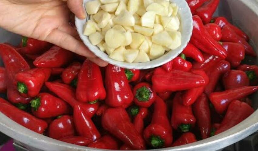 Tadına bakanların damağı çatlıyor! Kırmızı jalapeno turşusunun tam ölçülü tarifi ve hazırlanış tüyoları Kırmızı jalapeno turşusunun tarifi