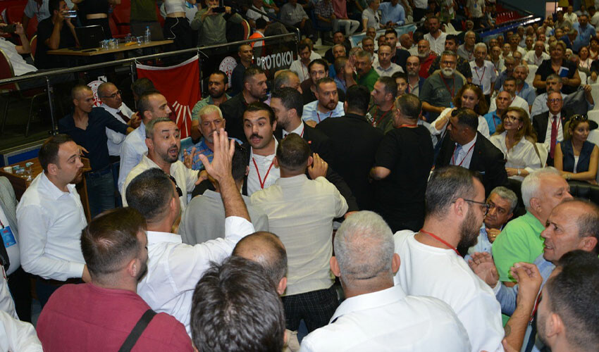 CHP başkan adayları konuştu, ortalık karıştı: Partililer il kongresinde birbirine girdi CHP başkan adayları konuştu, ortalık karıştı: Partililer il kongresinde birbirine girdi