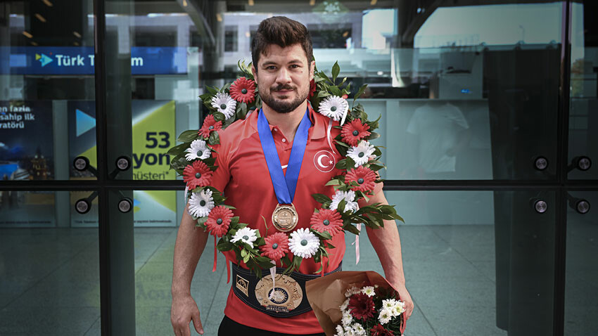 2023 Dünya Güreş Şampiyonası'nda Türkiye’ye madalyalar ile dönen grekoromen güreşçilere coşkulu karşılama