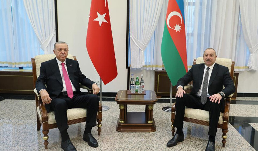 Kardeş ülke liderleri bir araya geldi! Aliyev'den Erdoğan'a sıcak karşılama Kardeş ülke liderleri bir araya geldi! Aliyev'den Erdoğan'a sıcak karşılama