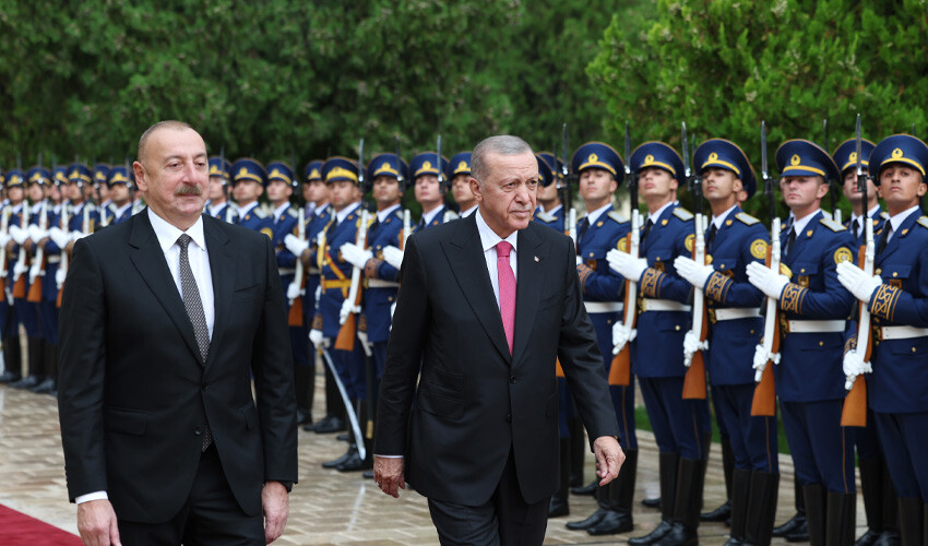 Kardeş ülke liderleri bir araya geldi! Aliyev'den Erdoğan'a sıcak karşılama Kardeş ülke liderleri bir araya geldi! Aliyev'den Erdoğan'a sıcak karşılama