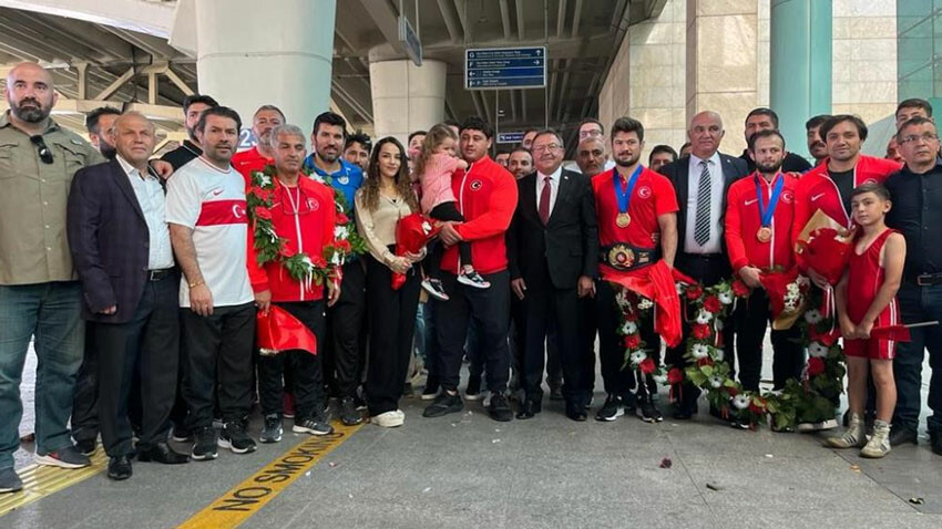 2023 Dünya Güreş Şampiyonası'nda Türkiye’ye madalyalar ile dönen grekoromen güreşçilere coşkulu karşılama